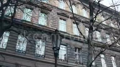 在捷克<strong>共</strong>和国布拉格的欧洲古典建<strong>筑</strong>上，用无叶的树木拍摄了Stadicam。 4K低角<strong>视频</strong>